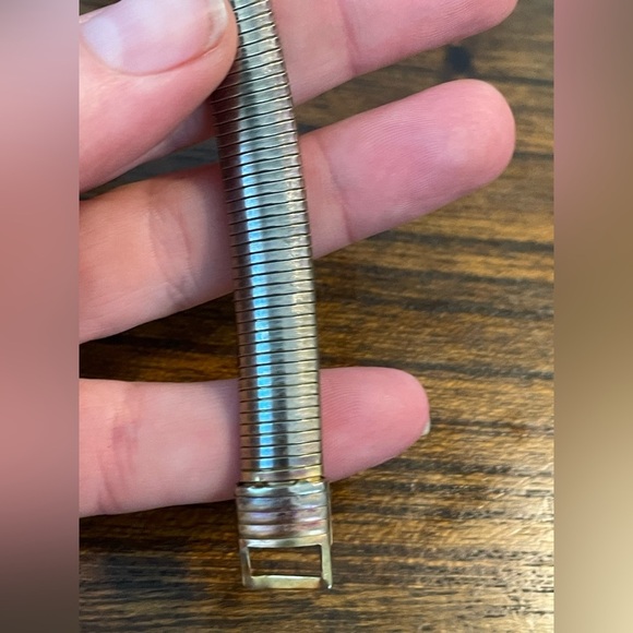 Vintage 1970s crossover metal belt, approx 31”, unique clasp and look - Picture 6 of 9